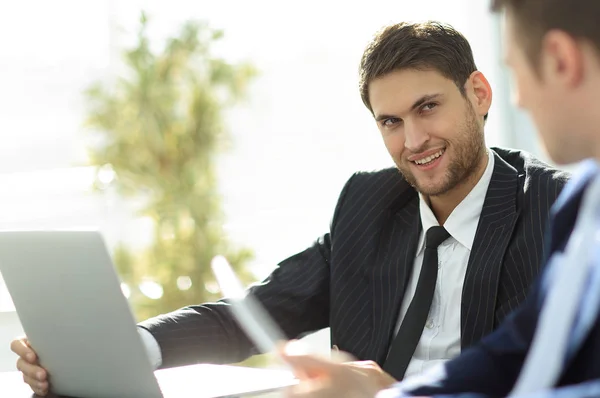 Closeup.successful hombre de negocios con un colega discutiendo temas de trabajo —  Fotos de Stock