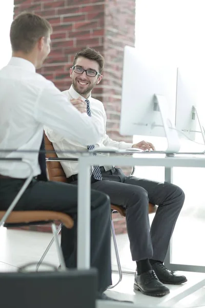 Anager spricht mit einem Mitarbeiter des Unternehmens — Stockfoto