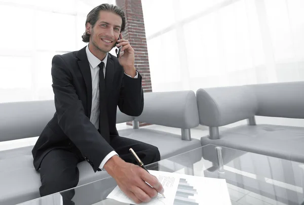 Uomo d'affari che lavora nel suo ufficio — Foto Stock