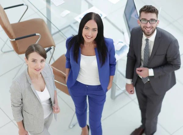 Geschäftspartner diskutieren bei Treffen über Dokumente und Ideen — Stockfoto