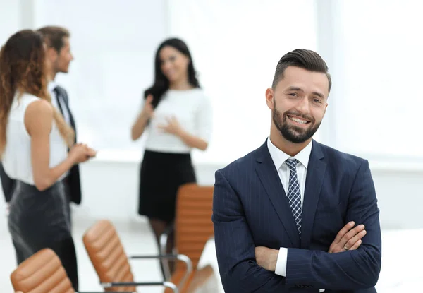 Geschäftsmann vor dem Hintergrund seines Amtes. — Stockfoto