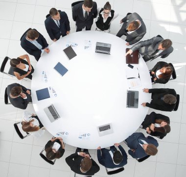 Yukardan manzara. Yuvarlak masa için iş ortakları toplantısı..