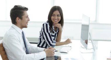 kadın Yöneticisi istemciye konuşuyor.