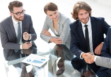 bir iş toplantısında Handshake ortakları