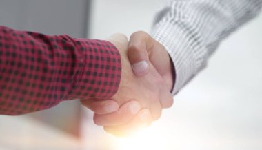 Bir iş elin çekim iki arkadaşları arasında sallamak