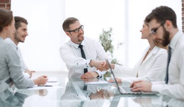 Yöneticisi sallayarak iş ortağı