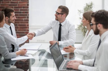 Genç iş kadını ile tokalaşırken Yöneticisi