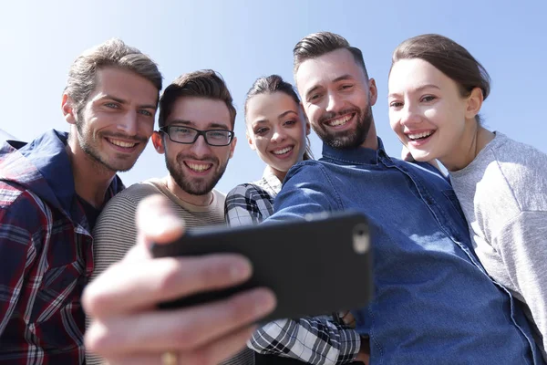 Grupo de estudantes a tirar uma selfie — Fotografia de Stock