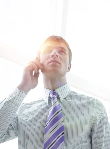 Homme d'affaires parlant au téléphone dans la salle de bureau — Photo