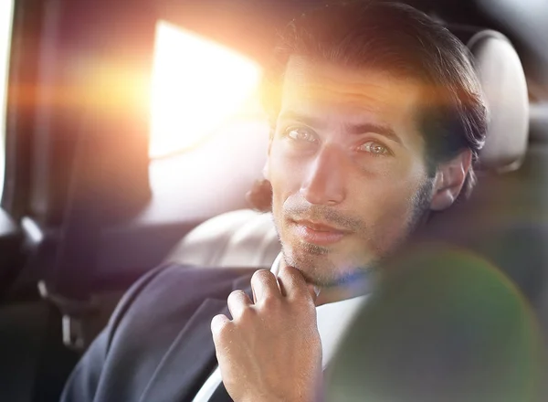 Uomo di successo seduto in macchina — Foto Stock