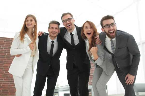 Grupp framgångsrika ungdomar som står tillsammans — Stockfoto