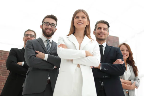 Equipo de negocios exitoso de pie en la oficina —  Fotos de Stock