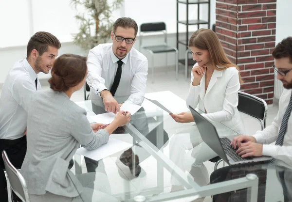 Geschäftsteam diskutiert Geschäftsdokumente — Stockfoto