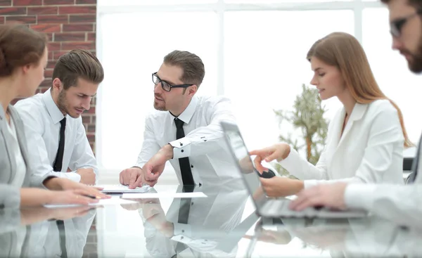 Wirtschaftsteam diskutiert neue Ideen — Stockfoto