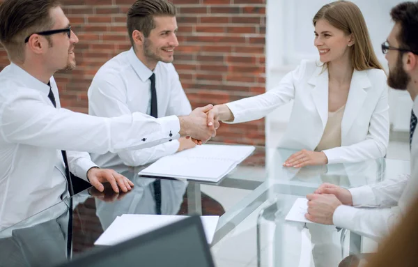 Handshake Manager e cliente sobre a área de trabalho — Fotografia de Stock