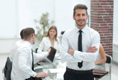 ofiste ayakta başarılı genç işadamı