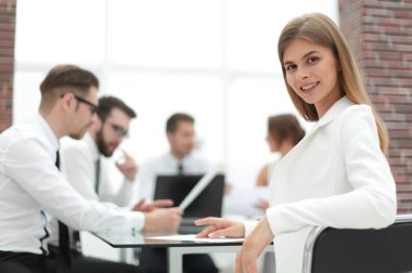 ofiste onun masasında oturan bir genç yaş