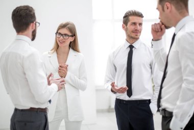 gülümseyen meslektaşlar yeni fikirleri tartışıyor.