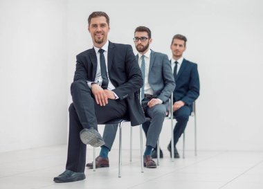 Grup ciddi iş insan onların çevirmek için bekliyor