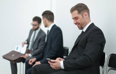 SMS Smartphone'da tipik gülümseyen iş adamı