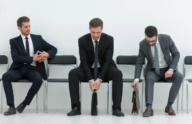 iş adamları office koridorda oturma grubu