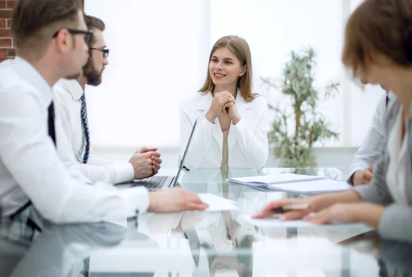 Zakenvrouw op een zakelijke bijeenkomst met de business team — Stockfoto