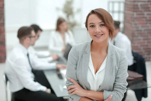 Porträtt av ung affärskvinna på suddig office bakgrund — Stockfoto