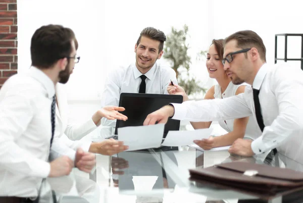 Wirtschaftsteam diskutiert Finanzdokumente. — Stockfoto