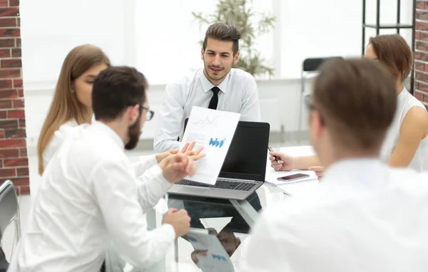 Business team holds a meeting in a bright office — Stock Photo, Image