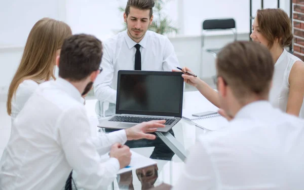 Team di lavoro tiene una riunione in un ufficio luminoso — Foto Stock