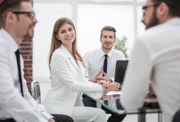 Close up.business equipe sentada na mesa — Fotografia de Stock