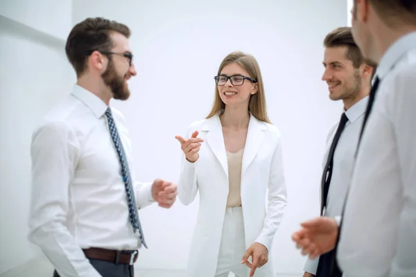 Sonriente mujer de negocios apuntando a empleado —  Fotos de Stock