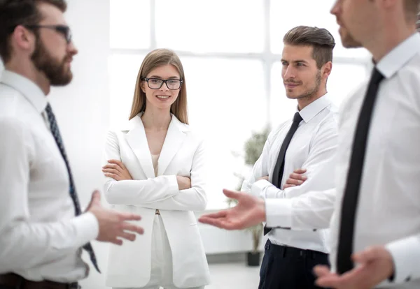 Los empleados discuten temas importantes —  Fotos de Stock