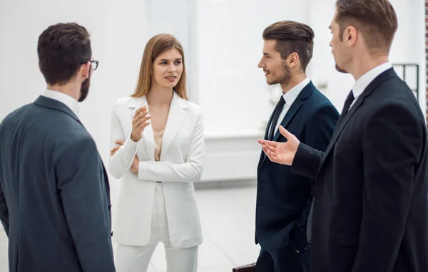 Zakenman in gesprek met de business team — Stockfoto