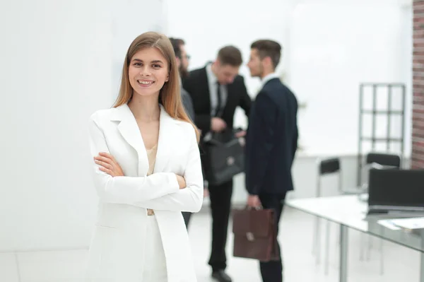 Mujer de negocios moderna de pie en la oficina —  Fotos de Stock