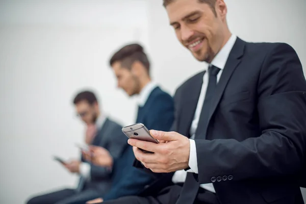 Affärsmän använder sina smartphones — Stockfoto