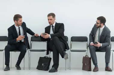Çalışanların ofis koridorda oturan akıllı telefonlar ile