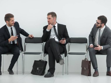 Çalışanların ofis koridorda oturan akıllı telefonlar ile