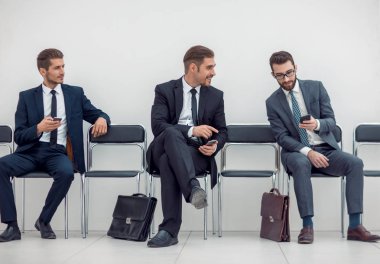 Çalışanların ofis koridorda oturan akıllı telefonlar ile