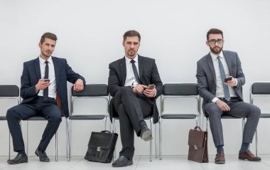 iş adamları akıllı ofis koridorda oturma grubu