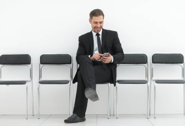 mobil ofis koridorda oturan ile iş adamı