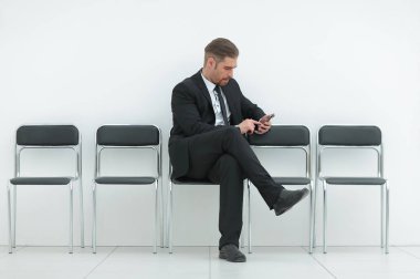 mobil ofis koridorda oturan ile iş adamı