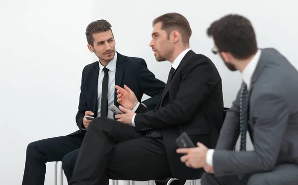 I dipendenti stanno parlando seduti in un corridoio dell'ufficio — Foto Stock