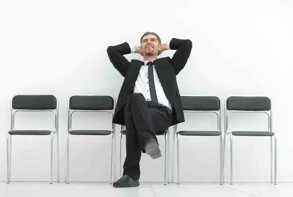 Träumt von einem Geschäftsmann, der in einem Büroflur sitzt — Stockfoto