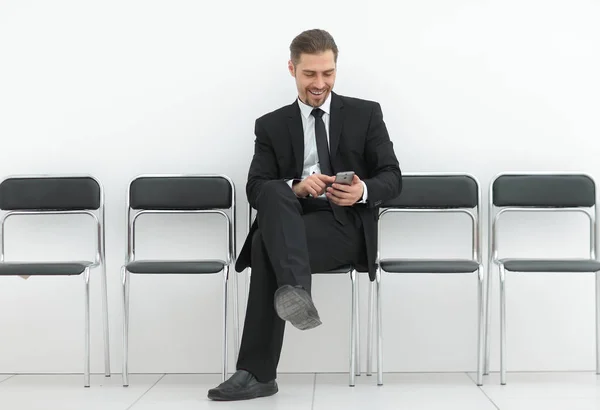 Geschäftsmann mit Handy im Büroflur — Stockfoto