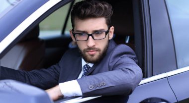 işadamı lüks arabasını takım elbiseli.