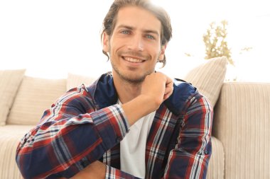 mutlu adam yeni bir daire içinde halı üzerinde oturan.