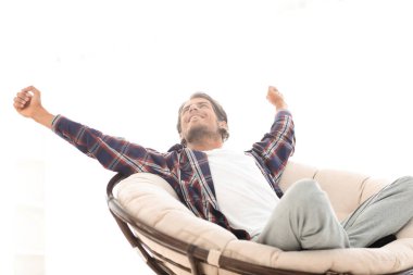 şık adam rahat bir sandalye germe