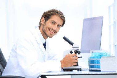 Erkek kimyager bilimsel açmaktadır laboratuarda mikroskop kullanarak