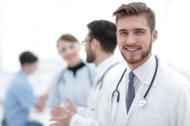 gülen dost erkek doktor portresi
